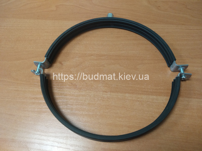 Хомут с вибровставкой (гайка М8/М10) 900мм Хомут с вибровставкой (гайка М8/М10) 900мм